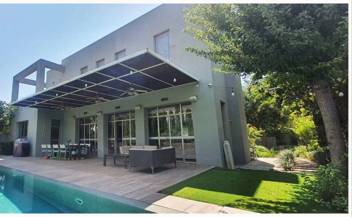 Villa 6+1 numa rua tranquila em Herzlia com localização junto ao mar, Israel