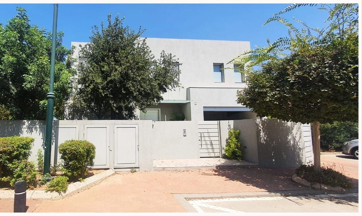 Villa 6+1 numa rua tranquila em Herzlia com localização junto ao mar, Israel