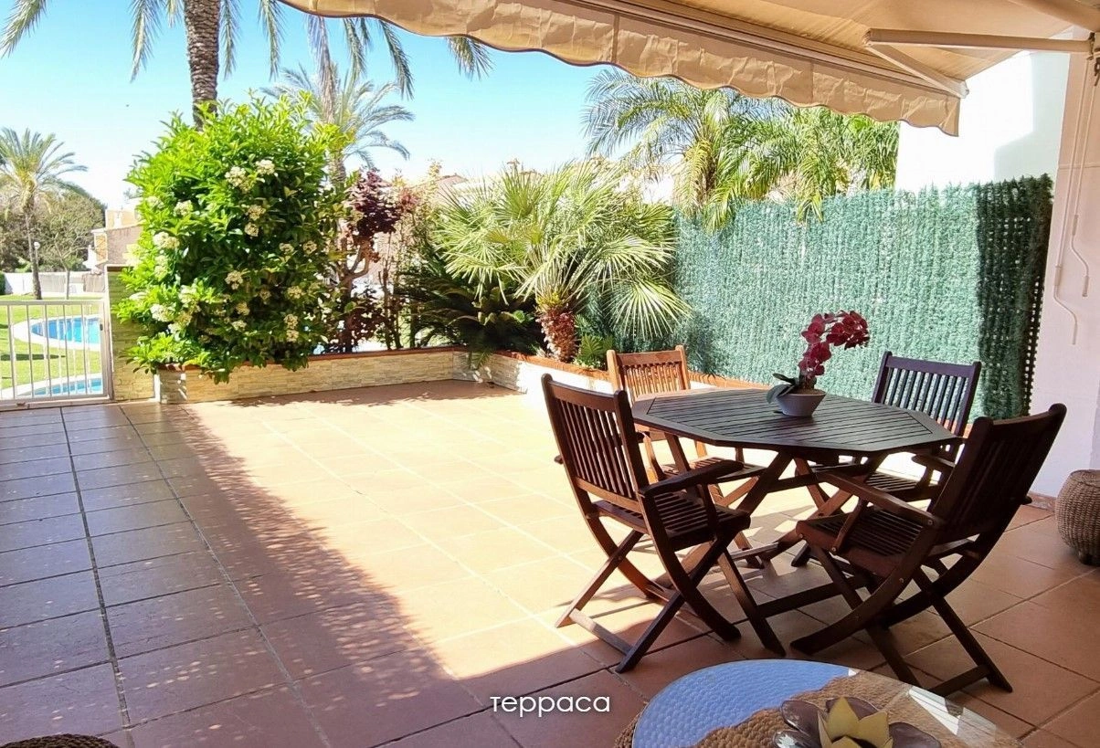 西班牙瓦伦西亚:精美 2+1 联排别墅