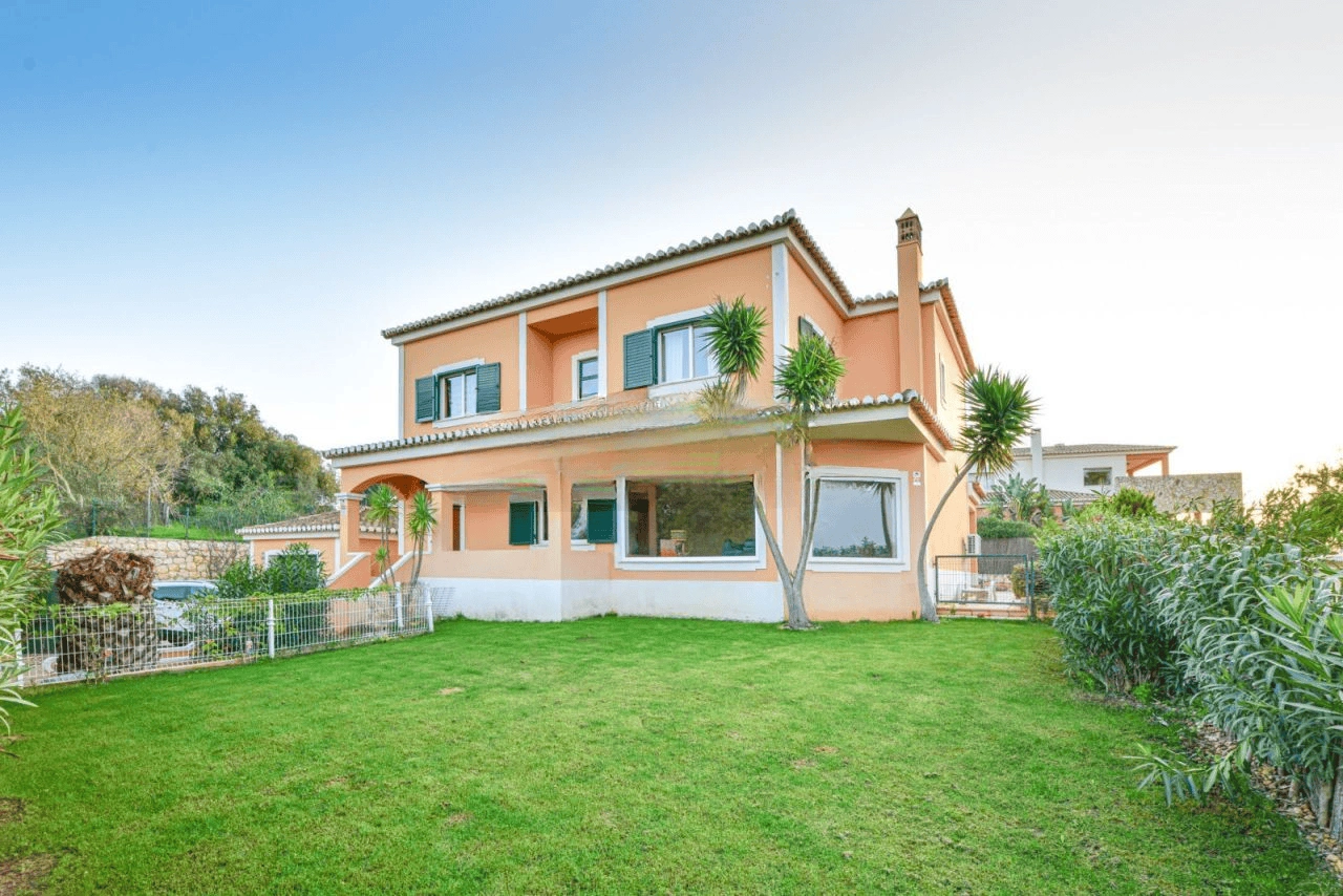 منزل فاخر بمساحة 294 متر مربع في ألتور مع إطلالات على فارو