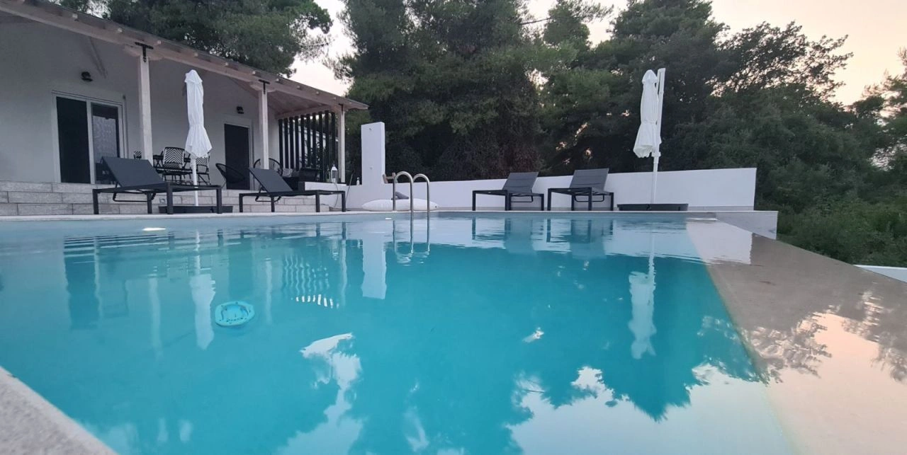 Prächtiger Komplex aus zwei unabhängigen 6+1 Villen in der Gegend von Kriopigi