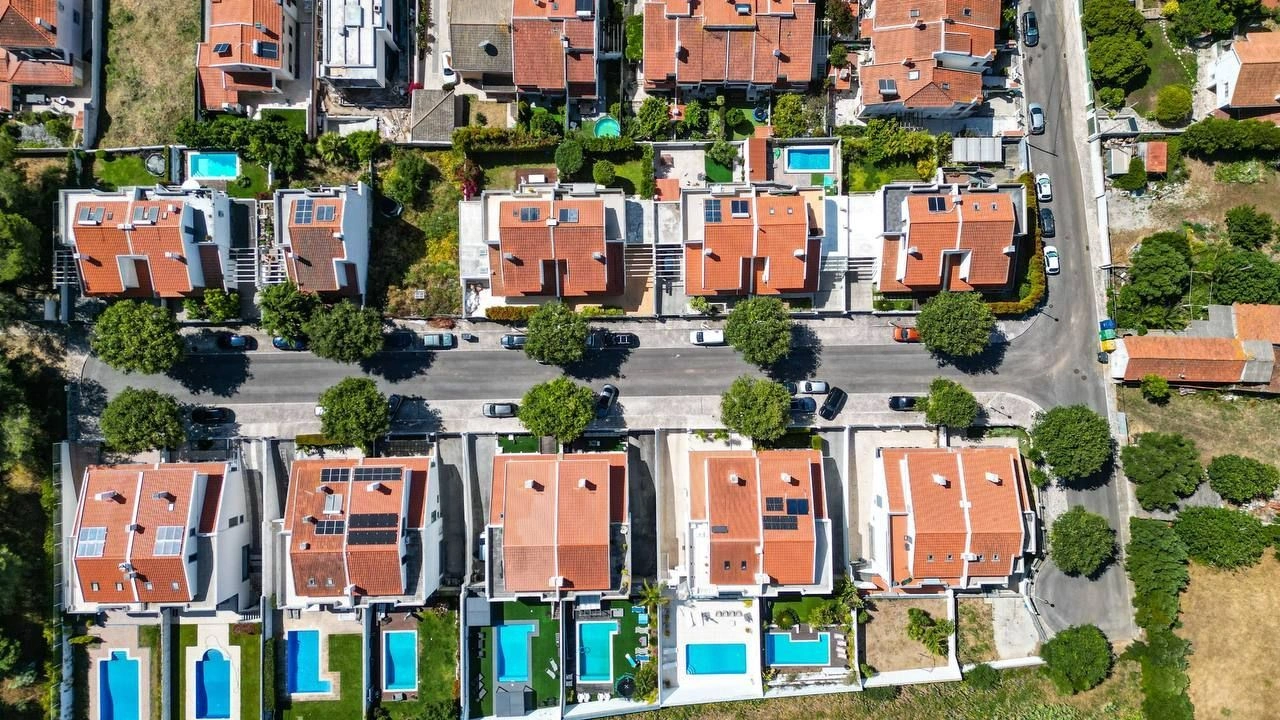 اشترِ فيلا 3+1 مع شرفة كبيرة في إستوريل بالقرب من لشبونة