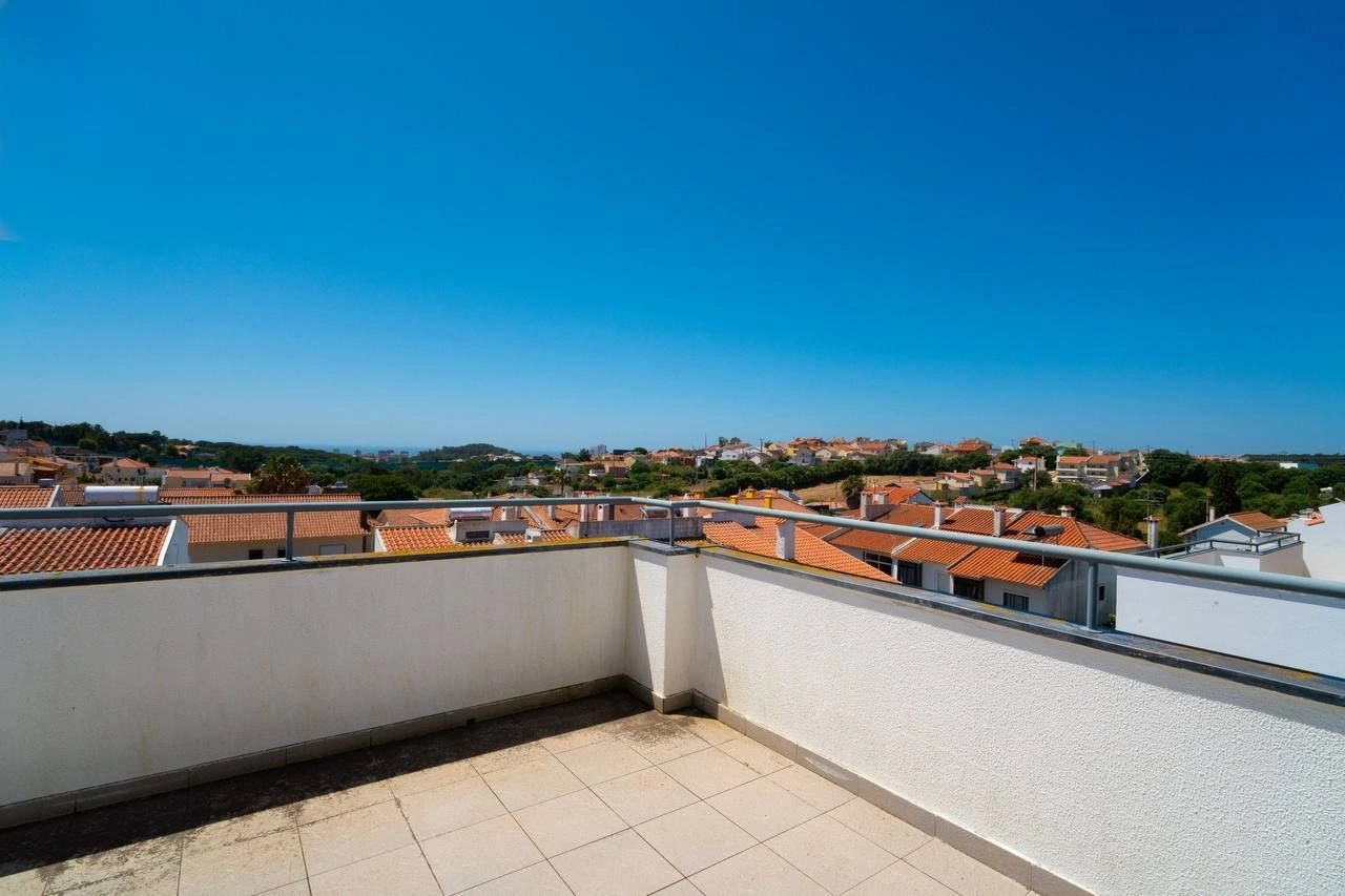 اشترِ فيلا 3+1 مع شرفة كبيرة في إستوريل بالقرب من لشبونة