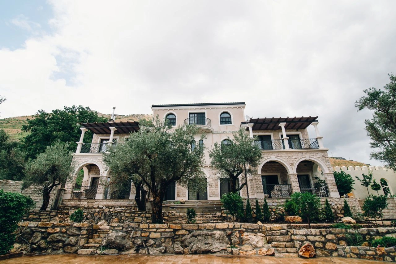 Villa unique 5+1 à Rezevici près de Budva