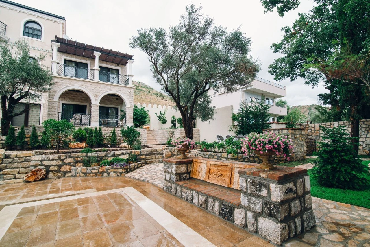 Villa unique 5+1 à Rezevici près de Budva