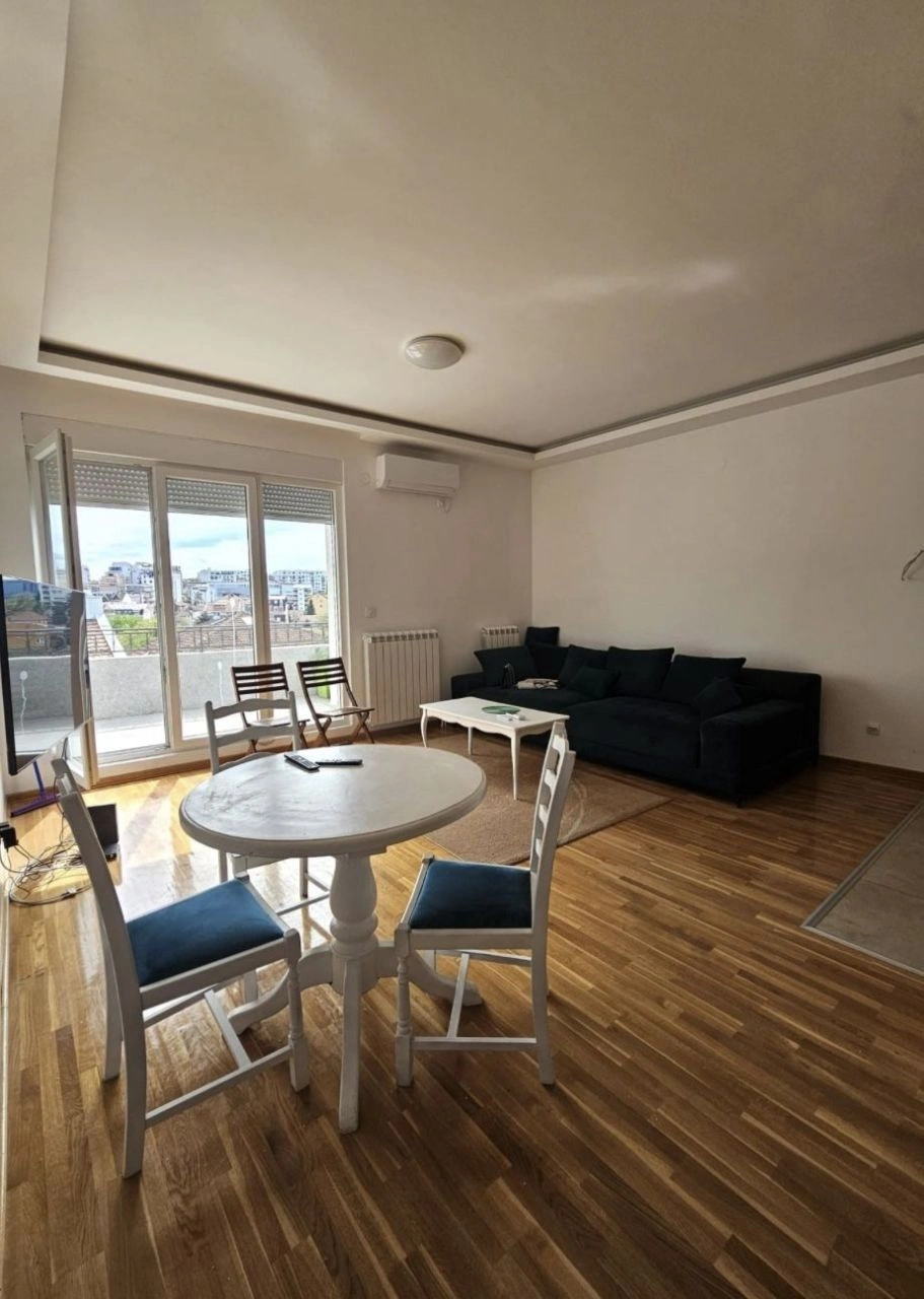 贝尔格莱德东部 2+1 公寓(塞尔维亚)