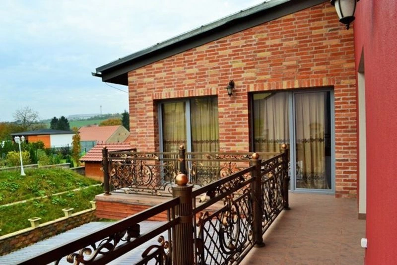 Luxury villa 428 m2 20 minutes drive from Prague city center