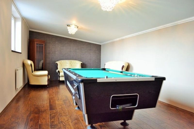 Luxury villa 428 m2 20 minutes drive from Prague city center