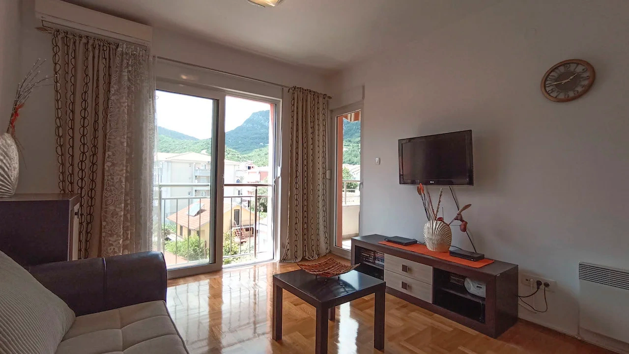 Budva में 47 m2 का आरामदायक अपार्टमेंट