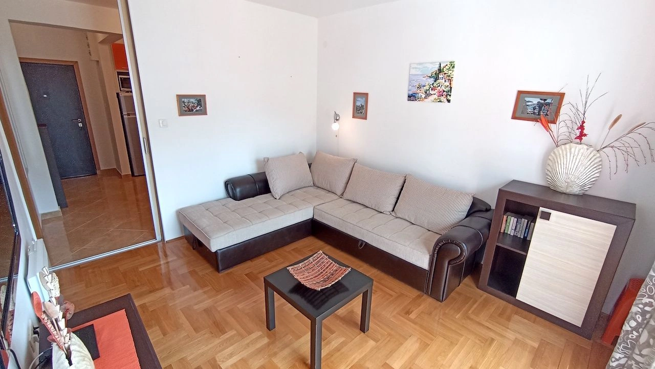 Budva में 47 m2 का आरामदायक अपार्टमेंट