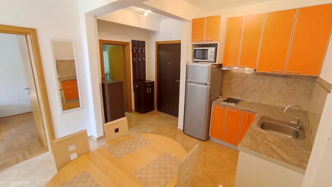 Budva में 47 m2 का आरामदायक अपार्टमेंट