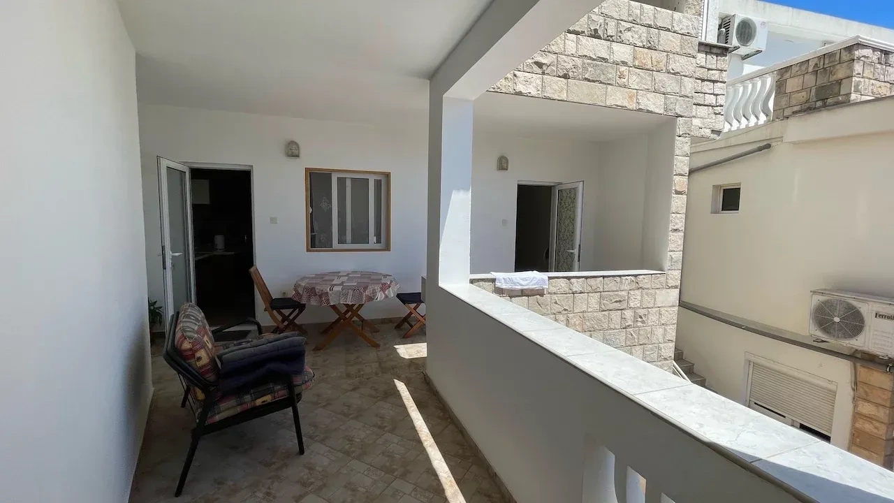 شقة مشرقة بمساحة 55 م² مع بلكونة كبيرة في بودفا