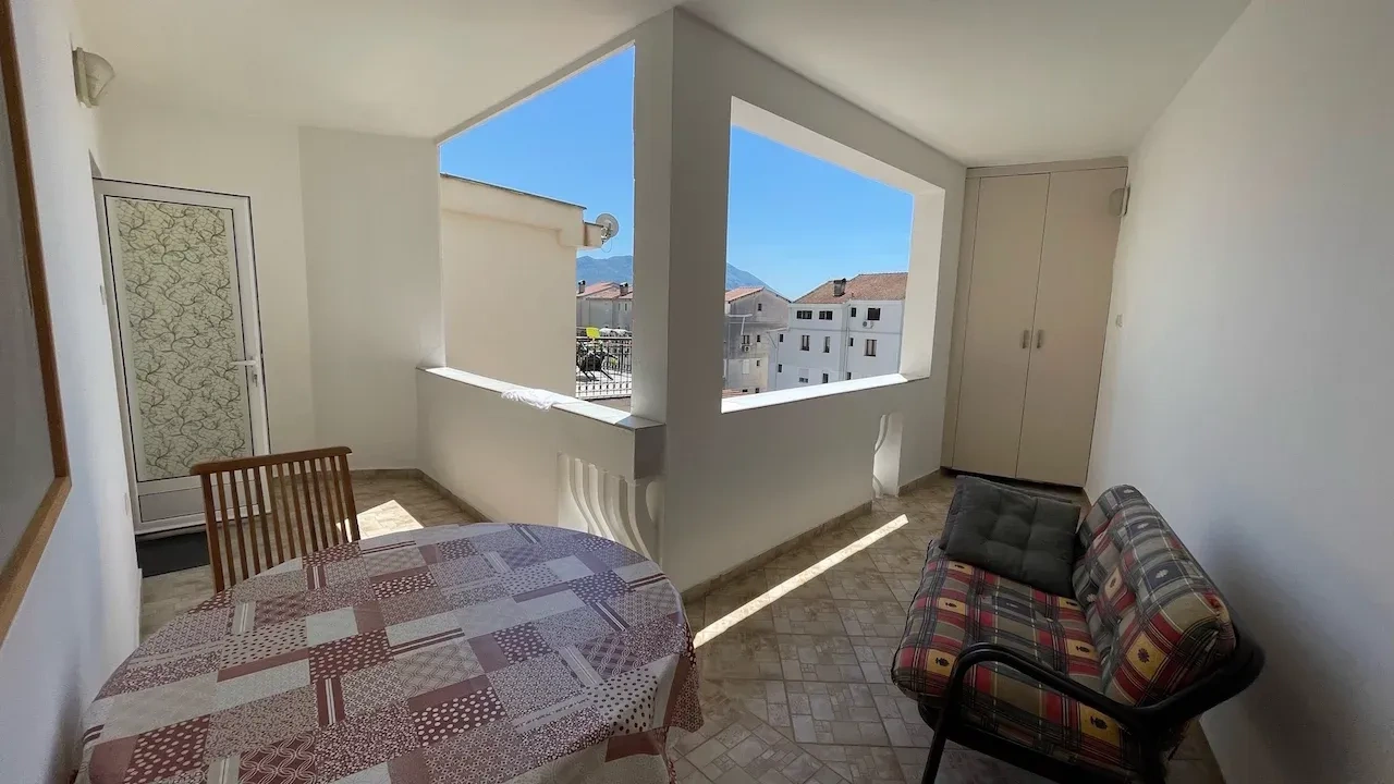 شقة مشرقة بمساحة 55 م² مع بلكونة كبيرة في بودفا