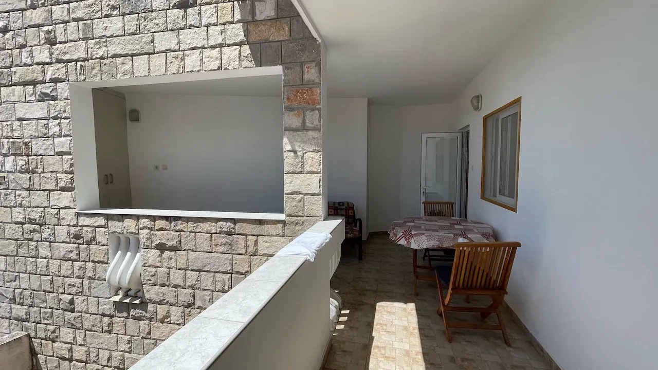 شقة مشرقة بمساحة 55 م² مع بلكونة كبيرة في بودفا