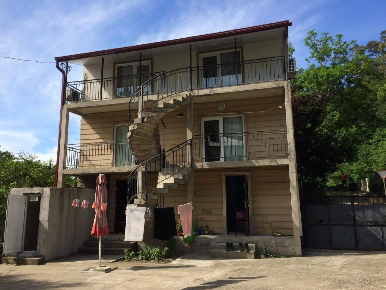 Deux maisons à louer pour des vacanciers au bord de la mer à Batumi