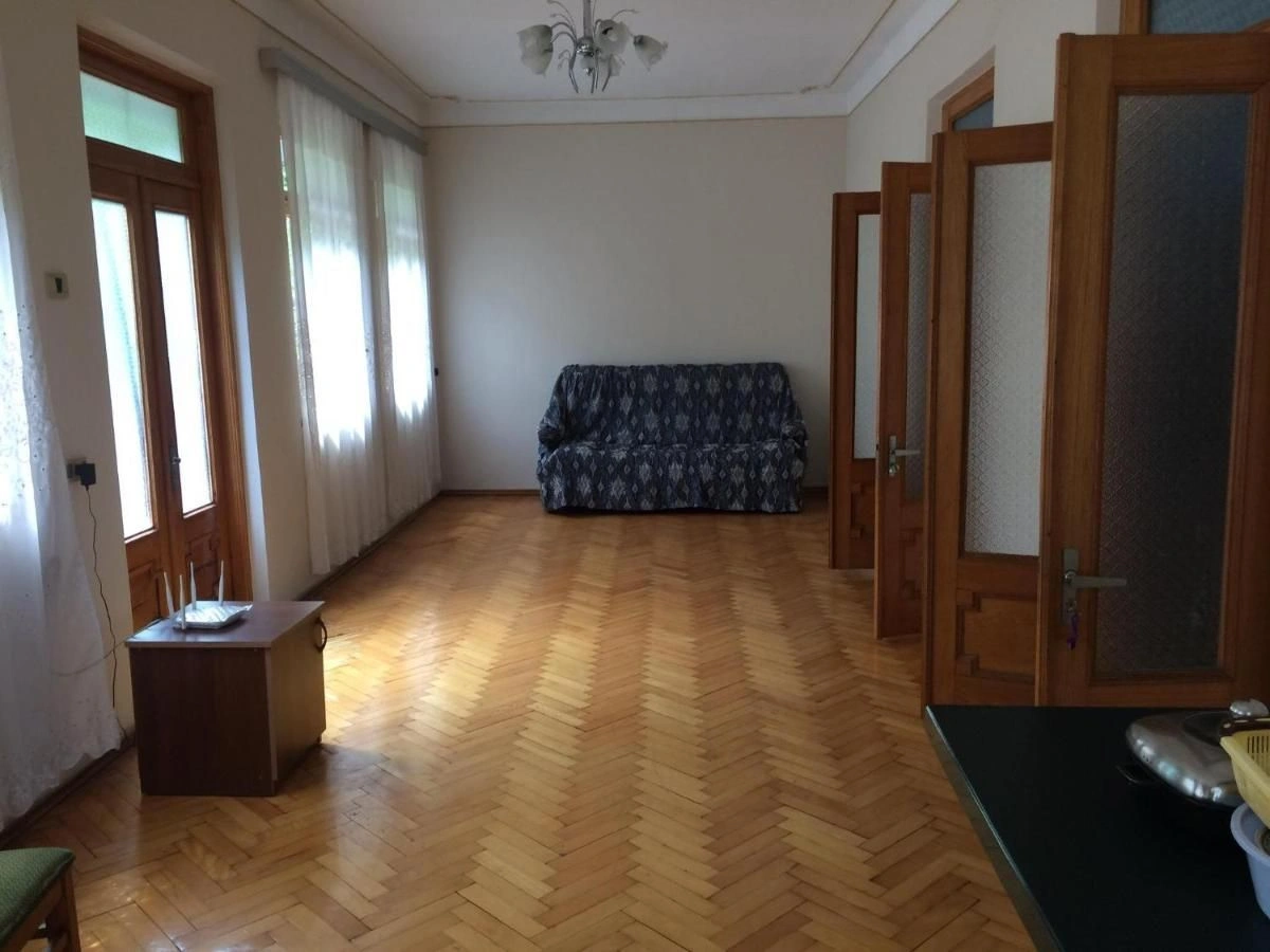 Deux maisons à louer pour des vacanciers au bord de la mer à Batumi