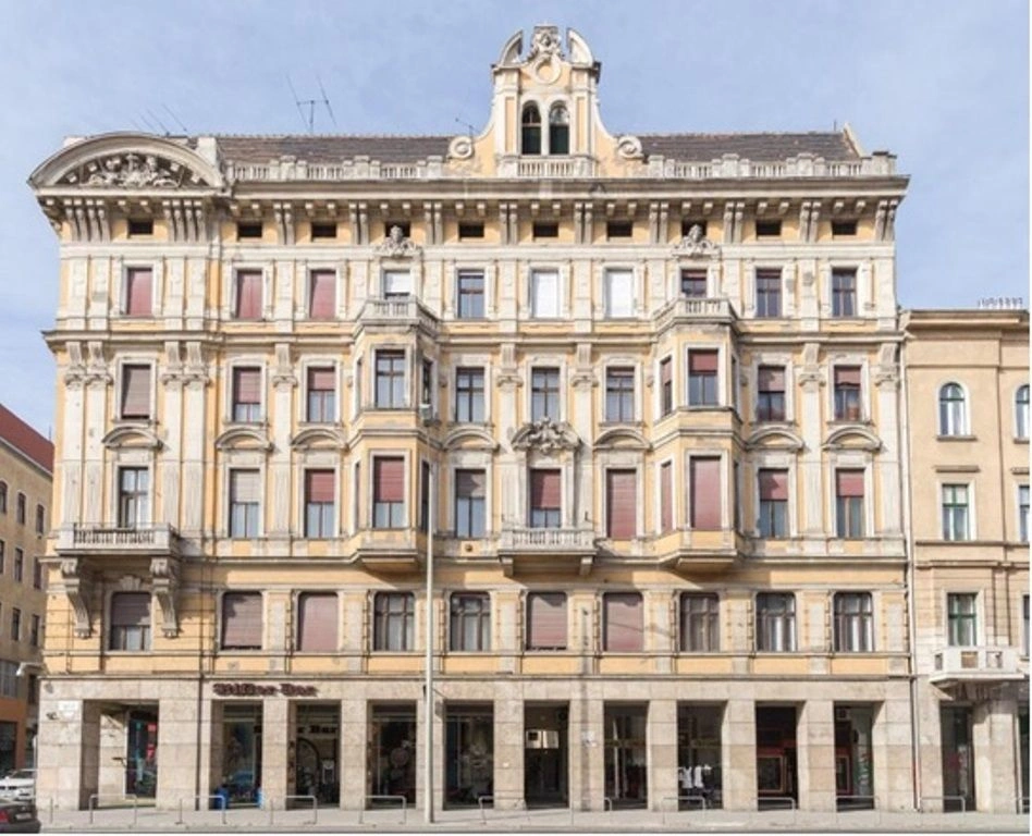 Luxurious 5+1 apartment in a historic building in Budapest