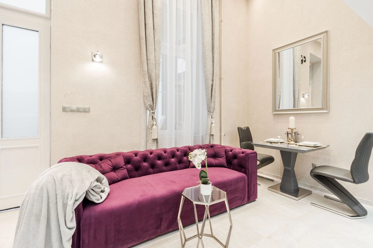 Luxurious 5+1 apartment in a historic building in Budapest