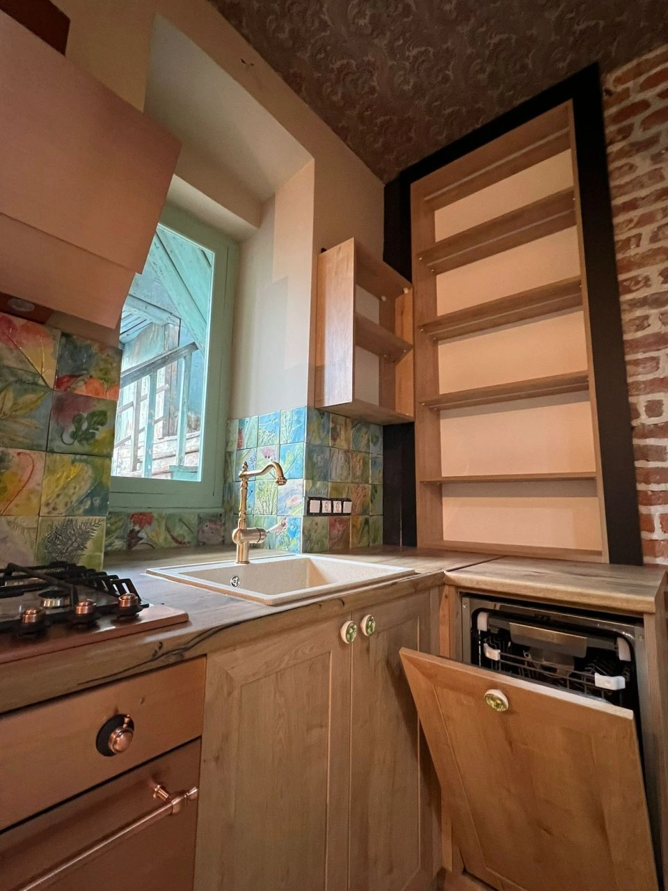 Apartamento 2+1 en el patio italiano de Tiflis, Georgia