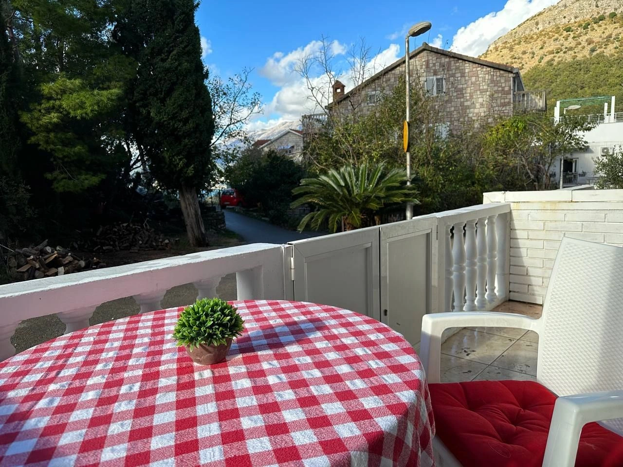 اشترِ شقة في بودفا بسعر 75 ألف يورو ✅ سكن ميسور التكلفة في مونتينيغرو