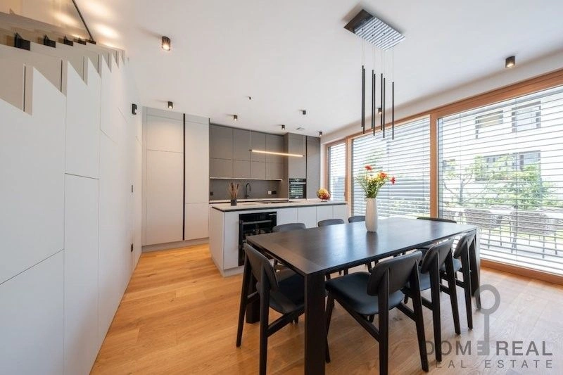 लजुब्लियाना, स्लोवेनिया के प्रतिष्ठित Podutik इलाके में विला