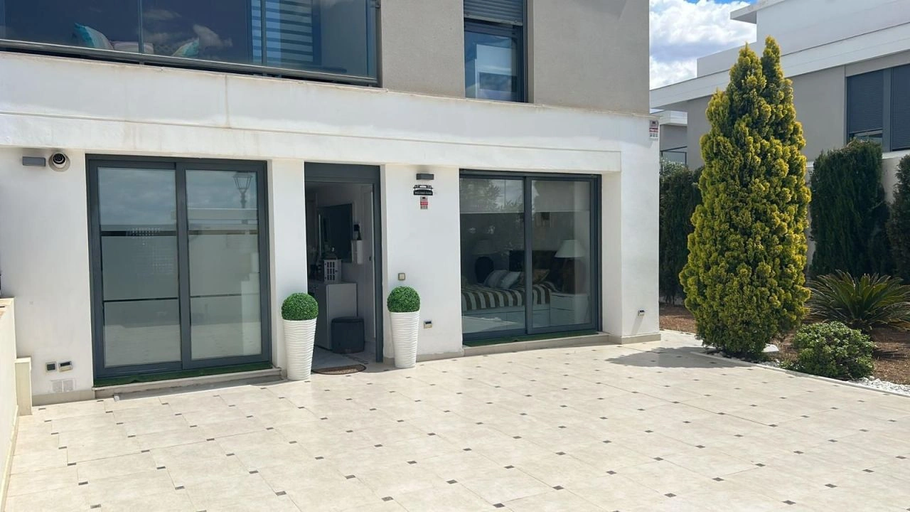 İspanya, Valencia bölgesinde 4+1 townhouse