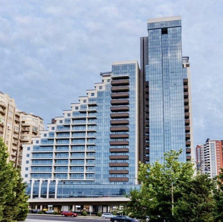 آپارتمان لوکس ۱۴۰ متر مربعی با نمای شیشهای در باکو