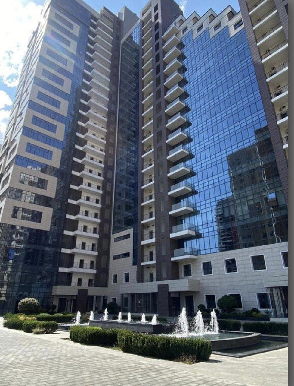 آپارتمان لوکس ۱۴۰ متر مربعی با نمای شیشهای در باکو