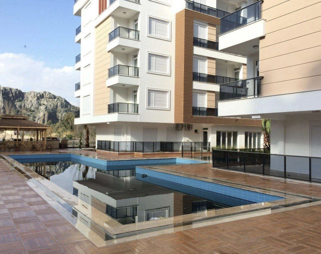 آپارتمان لوکس ۱۴۰ متر مربعی با نمای شیشهای در باکو