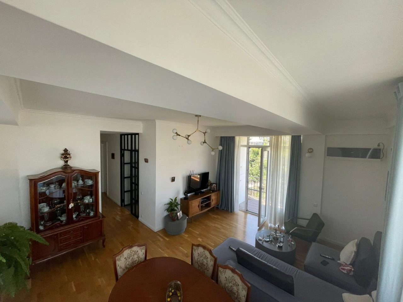 شقة واسعة بمساحة 135 م² مع شرفتين في تبليسي