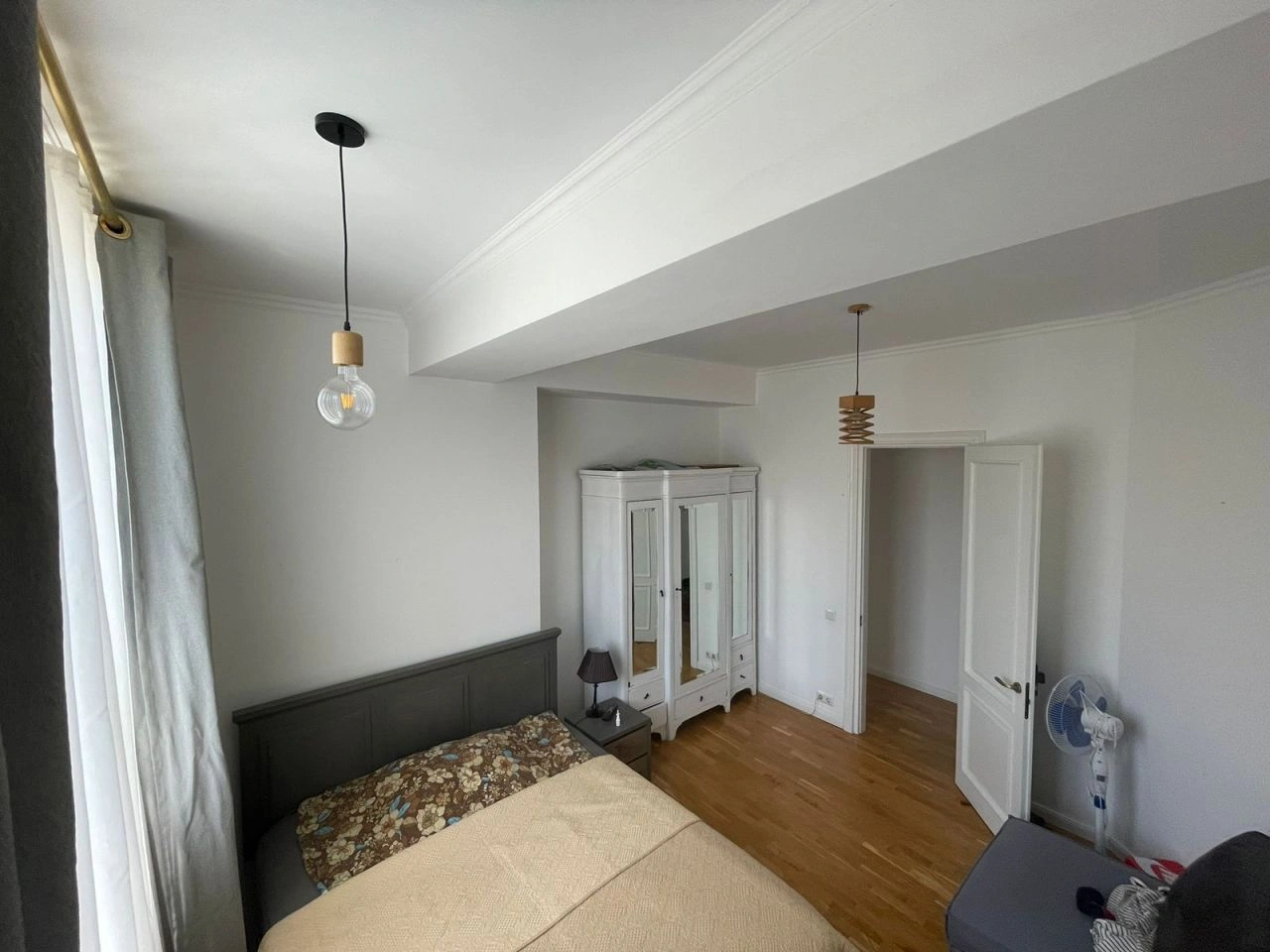 شقة واسعة بمساحة 135 م² مع شرفتين في تبليسي