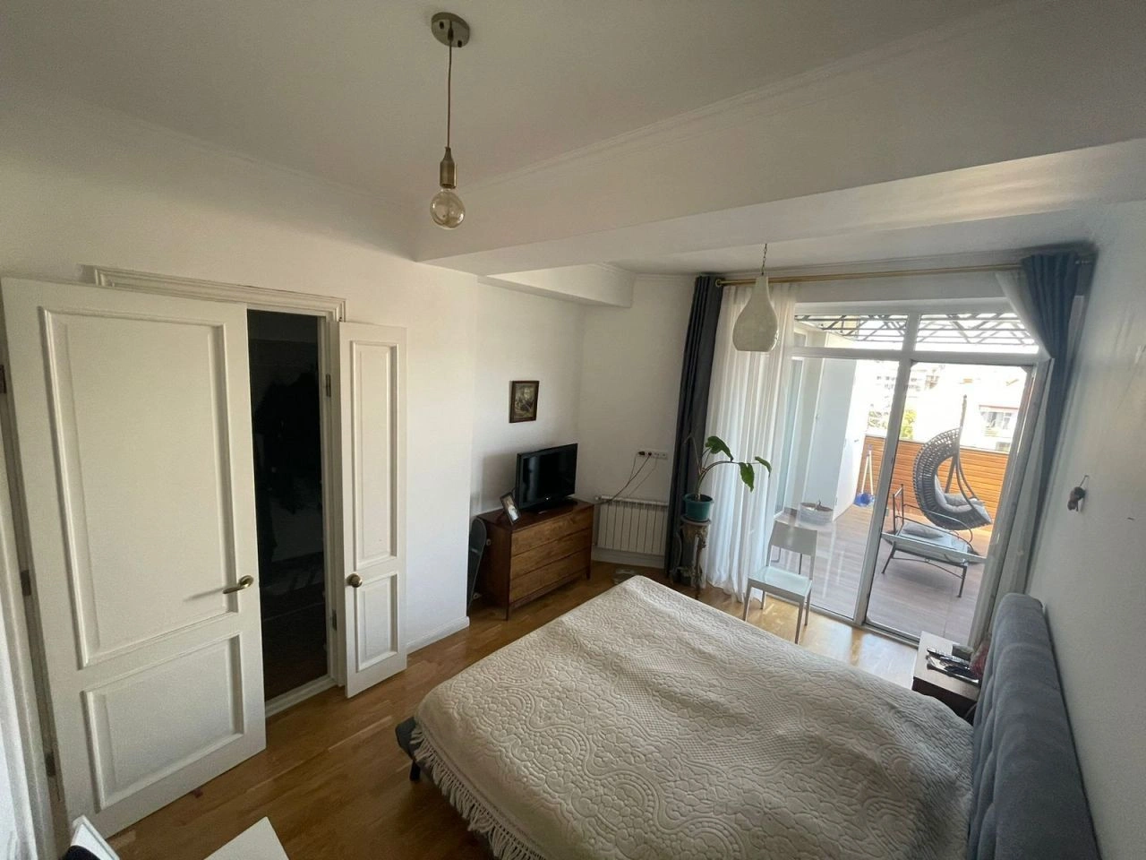 شقة واسعة بمساحة 135 م² مع شرفتين في تبليسي