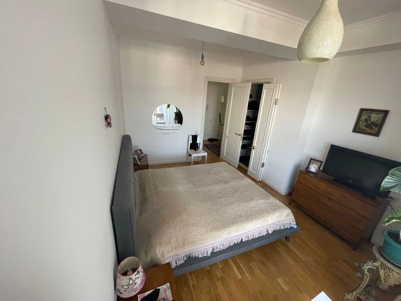 شقة واسعة بمساحة 135 م² مع شرفتين في تبليسي