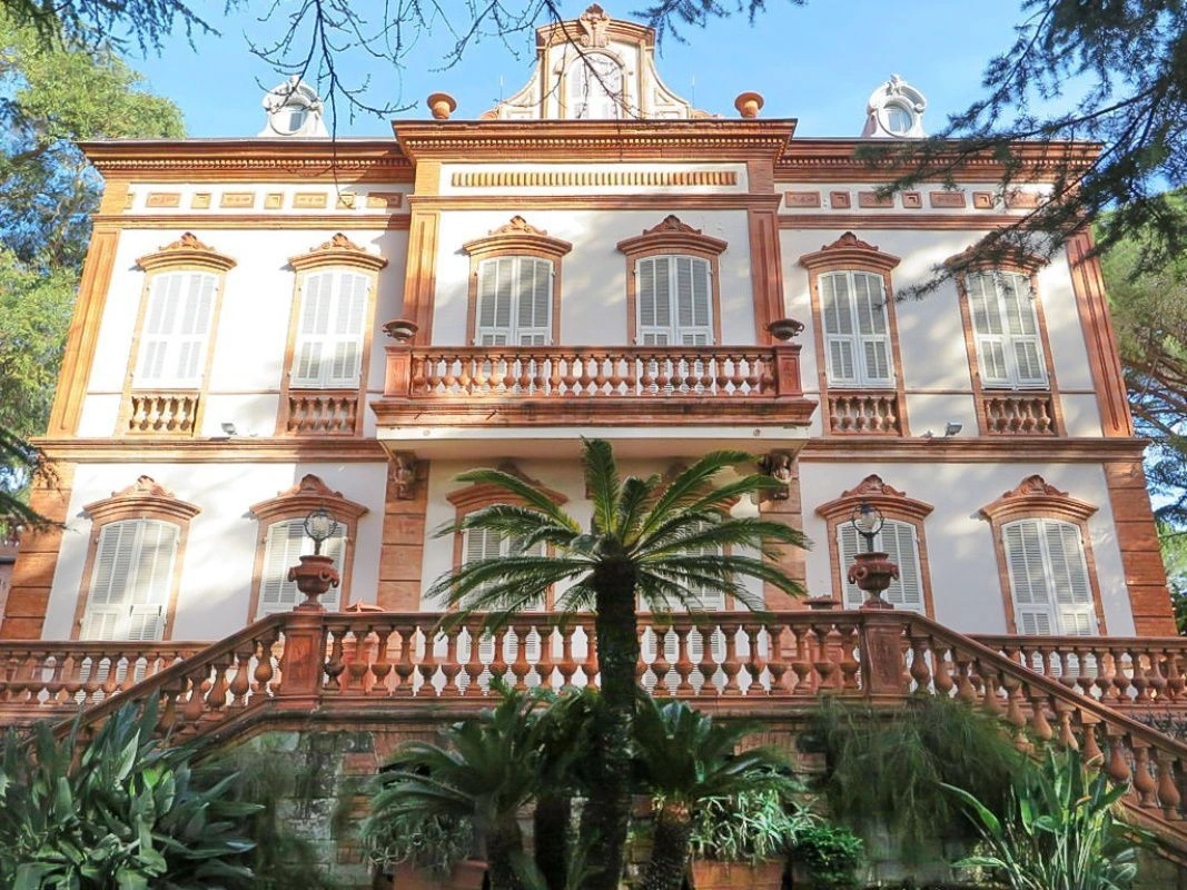 Historic villa 9+1 next to the sea in Arma di Taggia