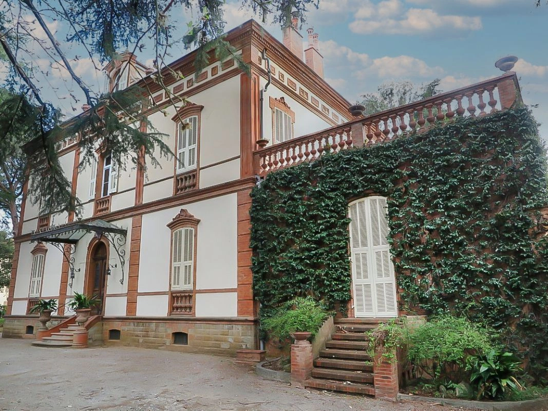 Historic villa 9+1 next to the sea in Arma di Taggia