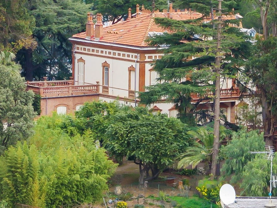 Historic villa 9+1 next to the sea in Arma di Taggia