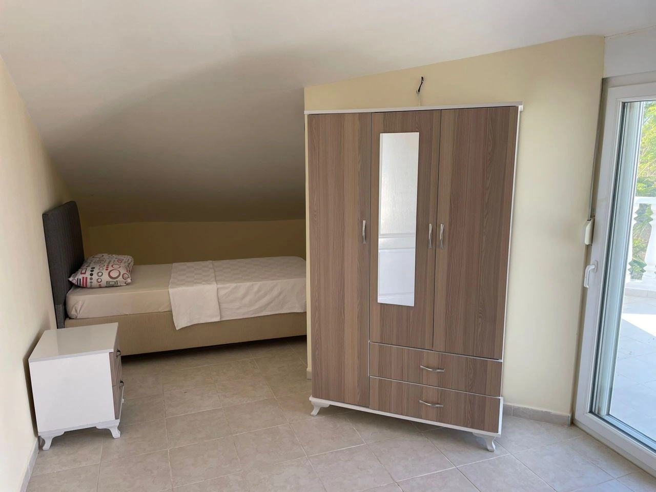 فيلا رائعة تحتوي على 4 غرف نوم، بمساحة 220 م2، تقع في ديميرتاس، الألانيا، على 3 طوابق، مفروشة بالكامل، ومساحة قطعة الأرض 550 م2، عقار في تركيا ✅ معتمد من قبل خبراء VelesClub Int.