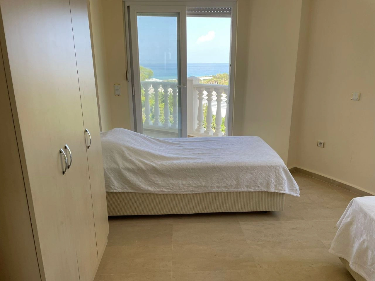 فيلا رائعة تحتوي على 4 غرف نوم، بمساحة 220 م2، تقع في ديميرتاس، الألانيا، على 3 طوابق، مفروشة بالكامل، ومساحة قطعة الأرض 550 م2، عقار في تركيا ✅ معتمد من قبل خبراء VelesClub Int.