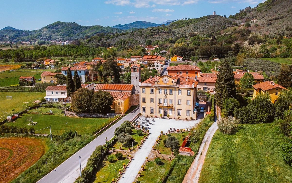 فيلا نيو كلاسيكية من القرن السادس عشر في منطقة خلابة من لوكا، إيطاليا