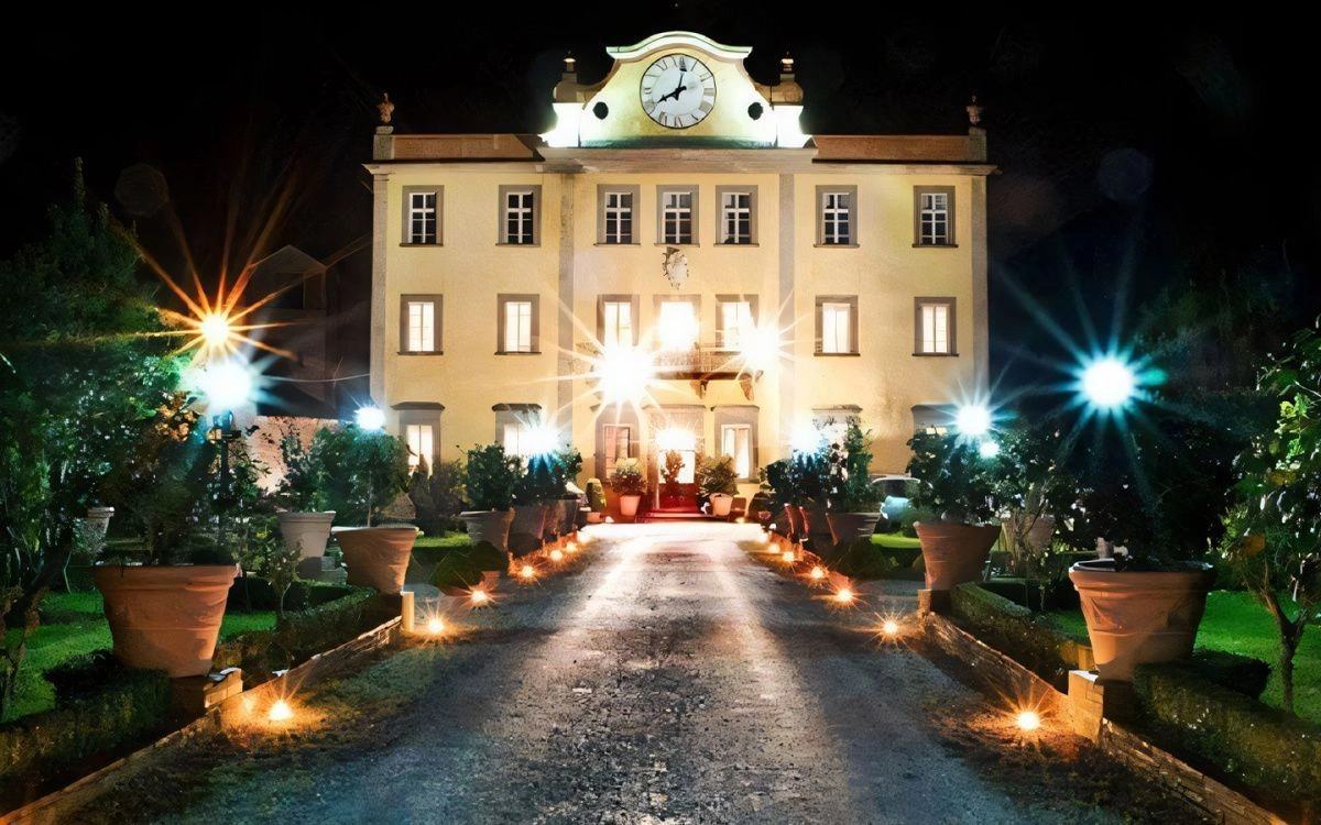 فيلا نيو كلاسيكية من القرن السادس عشر في منطقة خلابة من لوكا، إيطاليا