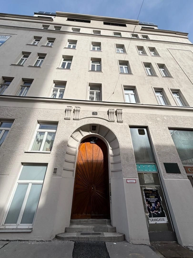 विएना, ऑस्ट्रिया की ऐतिहासिक इमारत में दो बालकनी वाला अपार्टमेंट