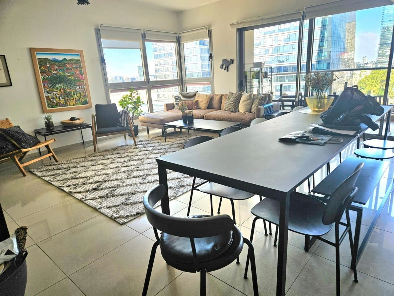 اشترِ شقة مع غرفة معيشة واسعة في تل أبيب - 1,540,700 دولار