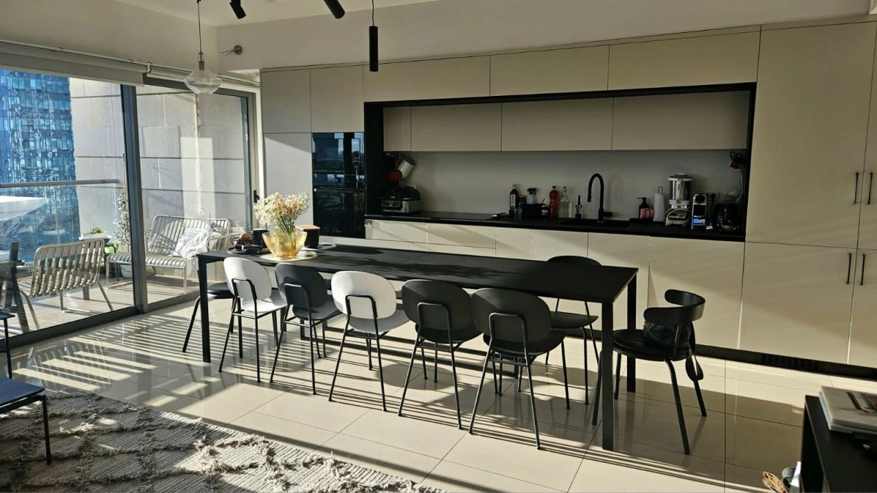 اشترِ شقة مع غرفة معيشة واسعة في تل أبيب - 1,540,700 دولار