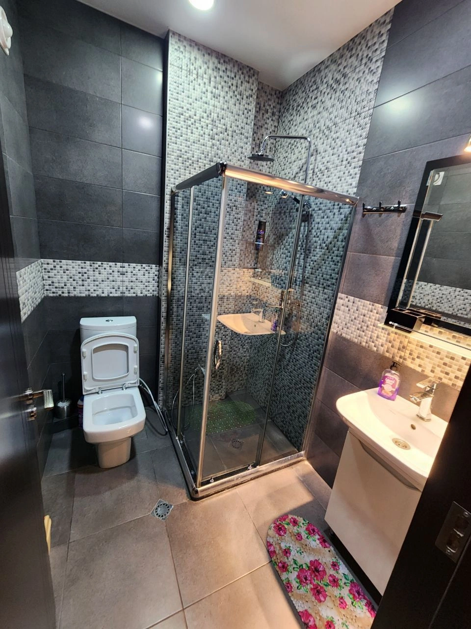 Apartamento confortável 2+1 perto do metrô em Tbilisi