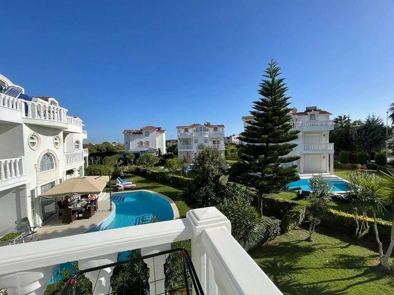 فيلا عصرية مكونة من 4 غرف نوم، بمساحة 250 م²، تقع في منطقة مرموقة في بيليك، مفروشة بالكامل، مكونة من 3 طوابق، وحديقة مزهرة، عقار في تركيا ✅ معتمد من قبل خبراء VelesClub Int.