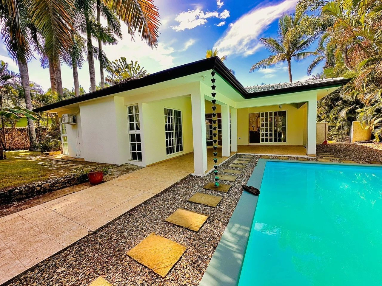 Villa neben dem Ozean in einem prestigeträchtigen Dorf in Cabarete, Dominikanische Republik