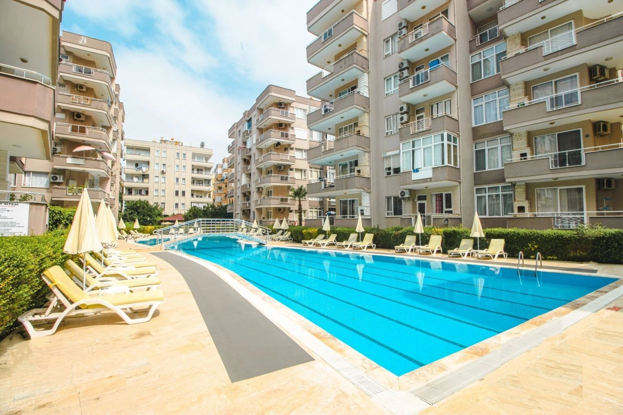 Moderno apartamento 2+1 en la primera línea de playa en Mahmutlar, Alanya
