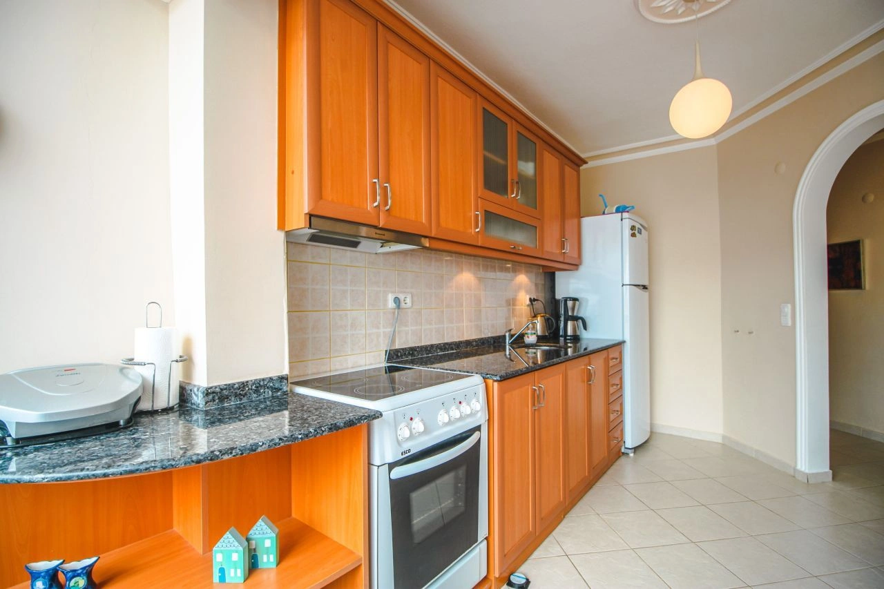 Moderno apartamento 2+1 en la primera línea de playa en Mahmutlar, Alanya