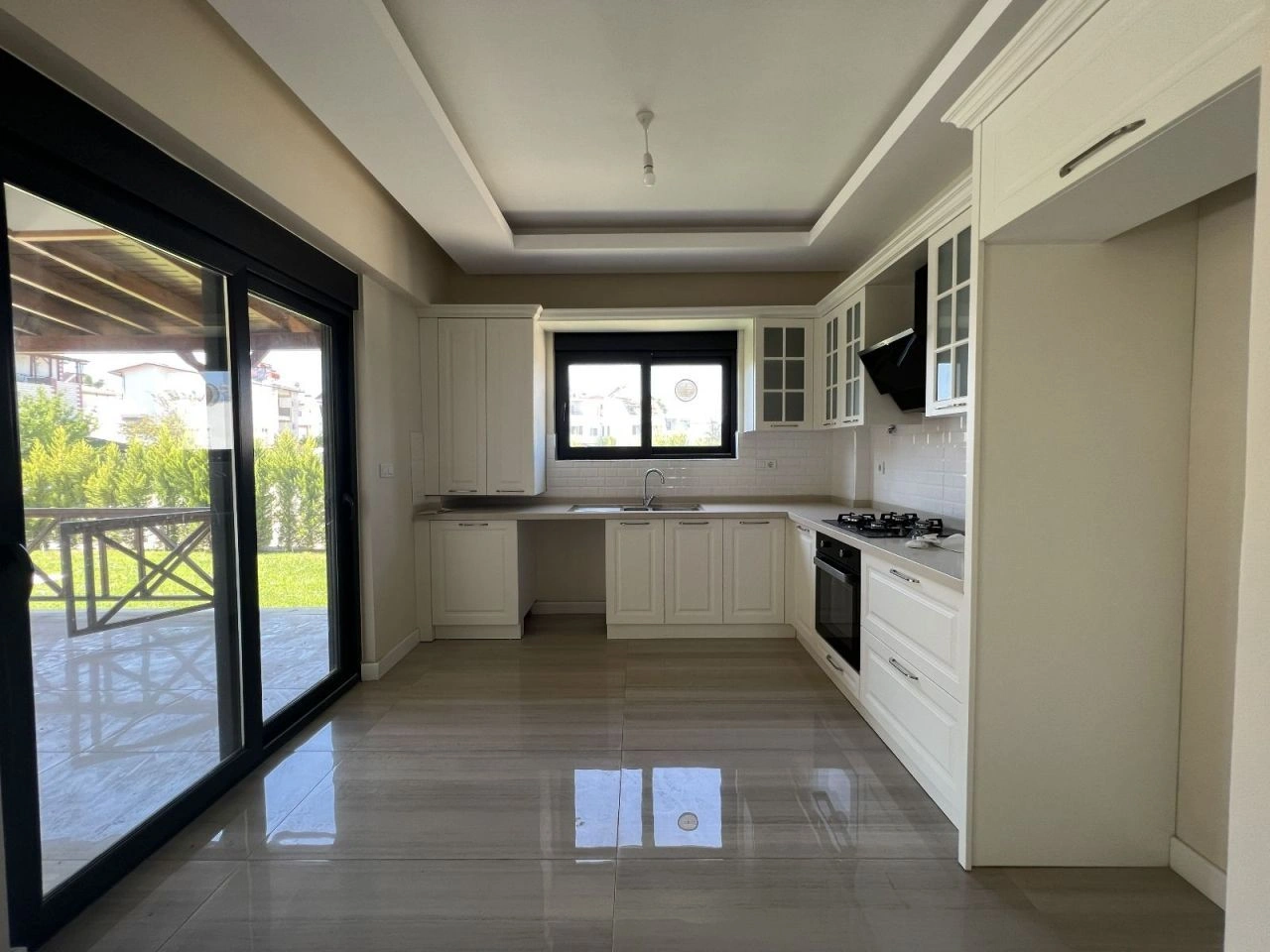Amplia villa 4+1 frente a los campos de golf en Belek