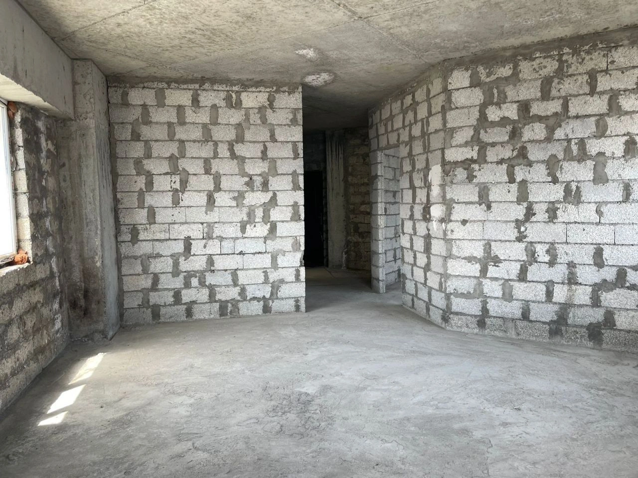 Luminoso apartamento 2+1 en estado de obra negra en Batumi